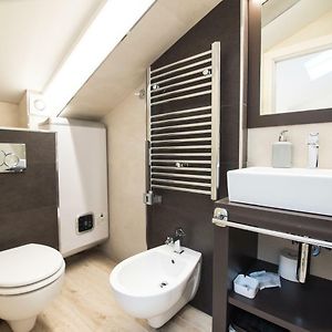 Camera economy con letto king size su attico
